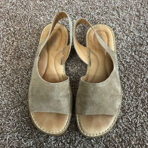 Born Tan Cream Sandals Comfortable Slingback Design